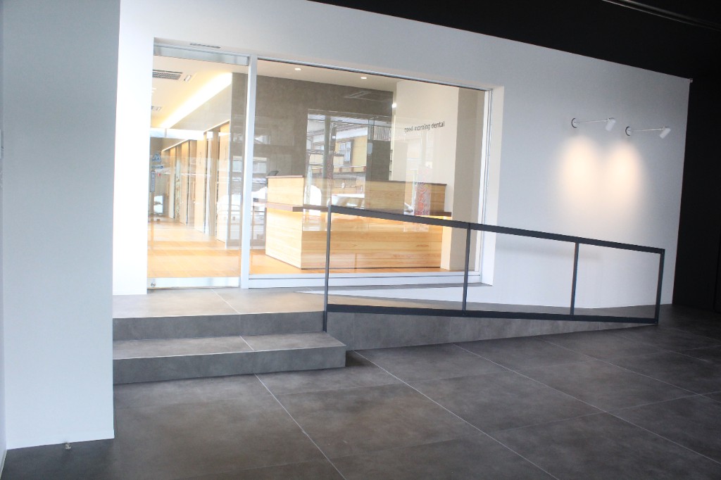 入り口付近のスロープ｜グッドモーニングデンタル